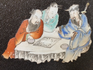 Une paire de plaques en porcelaine de Chine famille rose sur un fond de gravier noir, Jiaqing